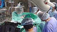 Некоторые операцию требуют от доктора Джиновича предельной концентрации на протяжении более чем 10 часов